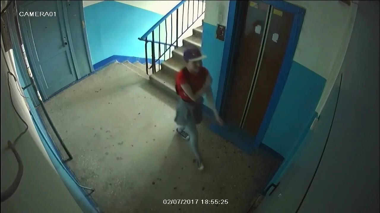 Видео с камеры подъезда. Видеонаблюдение в подъезде. Камера видеонаблюдения в подъезд. Видеокамера в подъезде. Скрытое видеонаблюдение в подъезде.