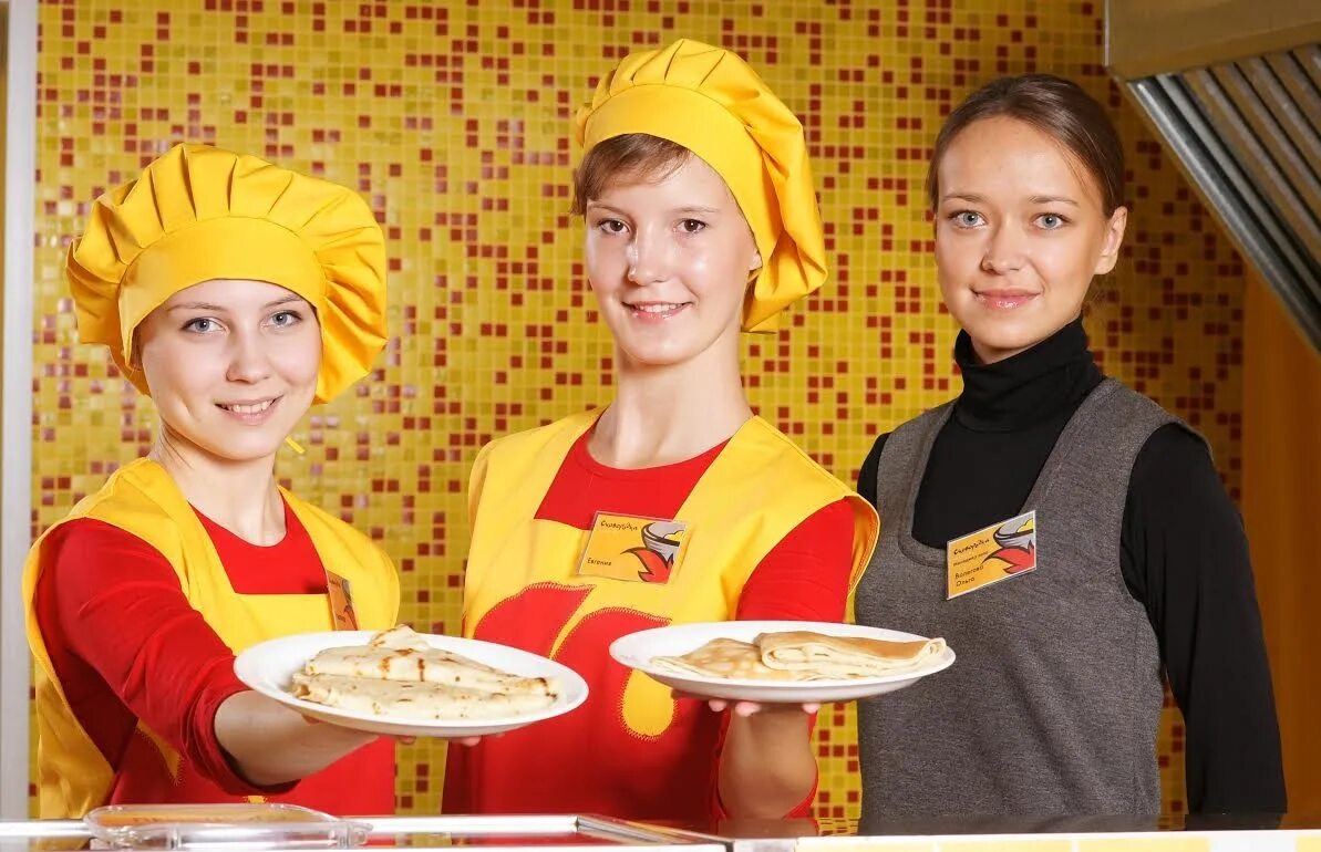 Хоругвино склад озон. Упаковщик тортов. Фасовка товара на складе. Упаковщик на склад. Работник склада.