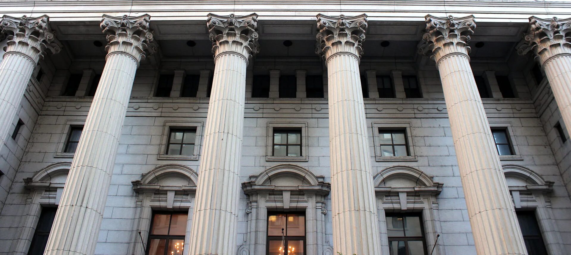 Арбитражные ордеры. Ионический ордер в Москве здания. Здание с колоннами. Фасад здания с колоннами. Здание с колонной.
