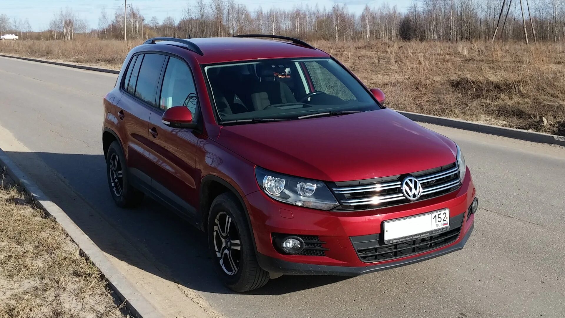 Куплю фольксваген тигуан татарстан. Volkswagen Tiguan красный. Volkswagen Tiguan 2014 вишневый. Фольксваген Тигуан красный 2009. Красный Тигуан 2012.