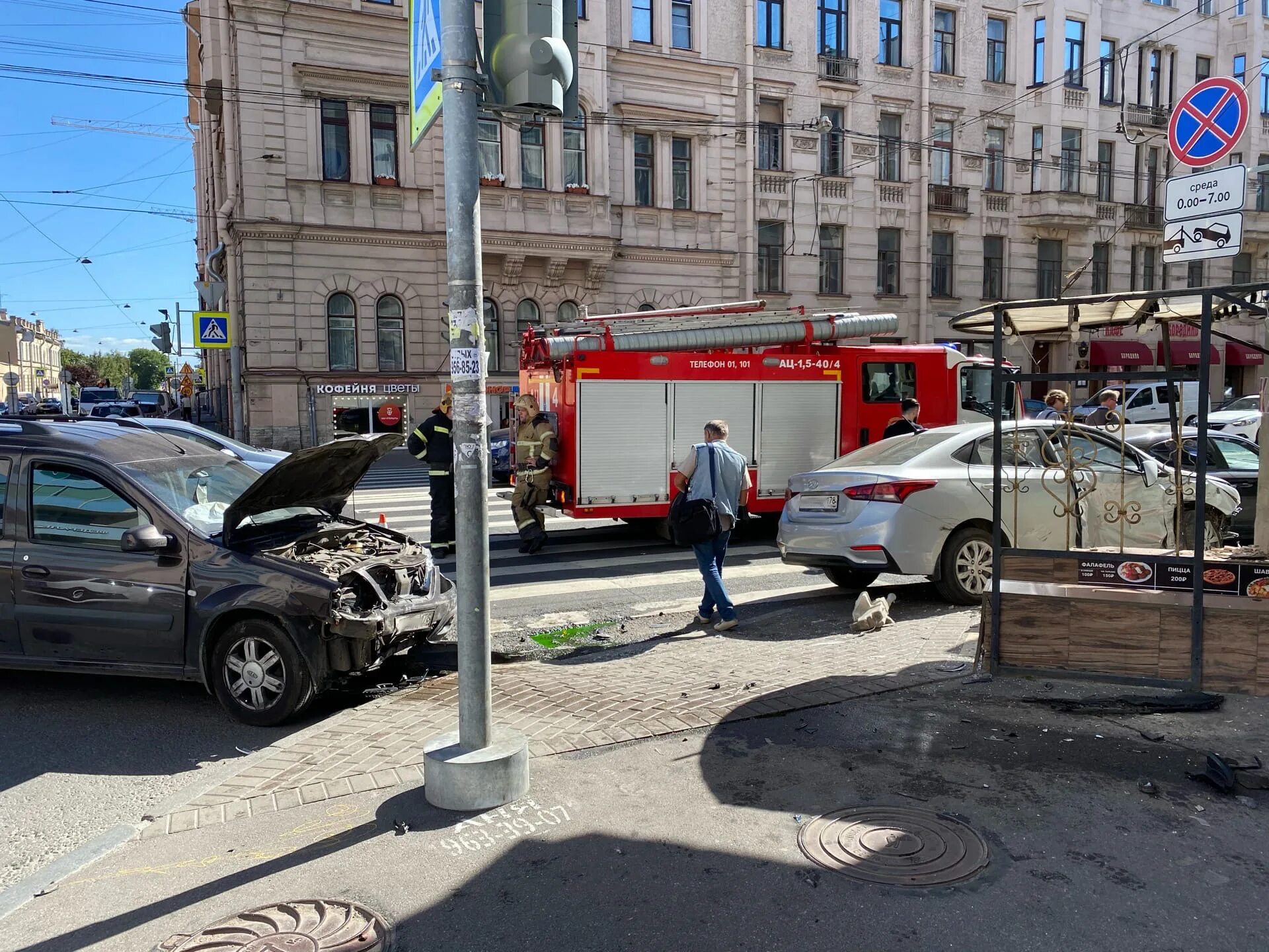 Происшествие в санкт петербурге сегодня и вчера. Машина на тротуаре. автомобиль вылетел на тротуар. аварии в спб сегоднявидио. происшествия лермонтовский проспект.