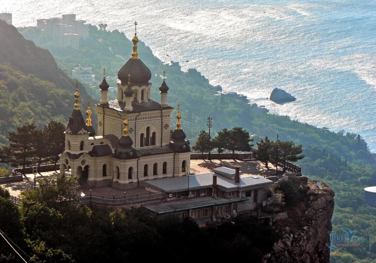 храм на горе в крыму форос. православные храмы в горах. пещерный спасский храм. осень форосская церковь крым. форос ялта церковь.