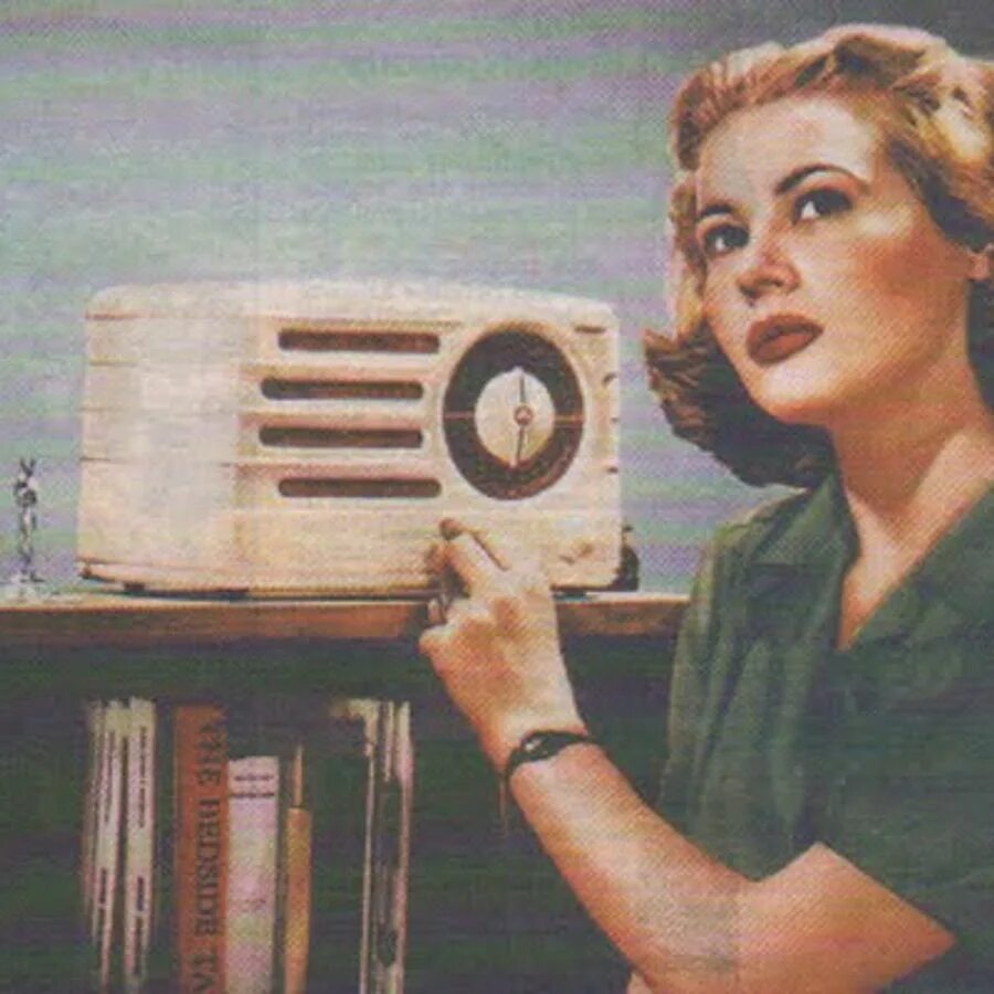 She listen to the radio. Славутич ц281д. Телевизор Славутич цветной. Телевизор Славутич 51тц 311. Человек с радиоприемником.