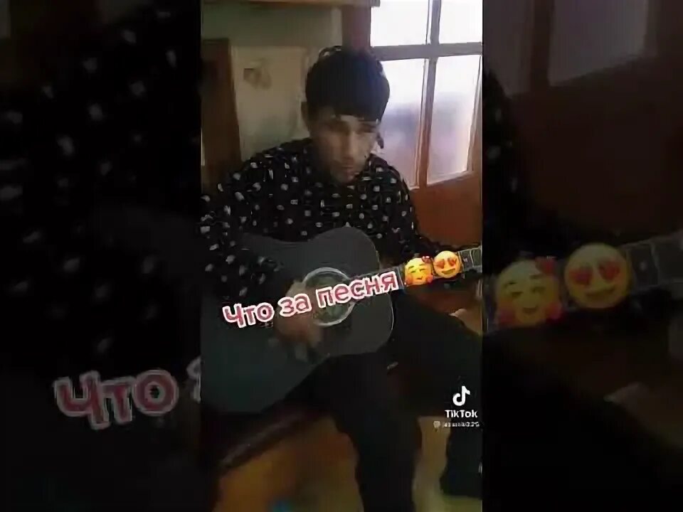 Гитарист слепой поет. Слепой парень поет песню. Слепой мальчишка поет песню про журавлей. Цыган поёт на зоне далеко журавли. Цыган на нарах далеко журавли.