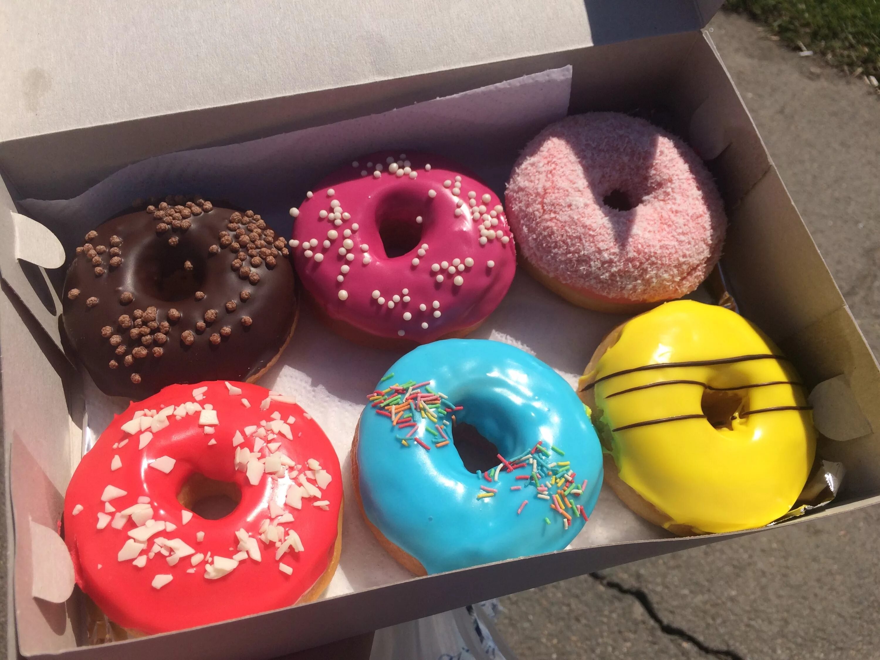 Пончики в коробке. Дункан дональдс пончики. Донатсы москва. Пончики dunkin donuts. Донатсы москва.