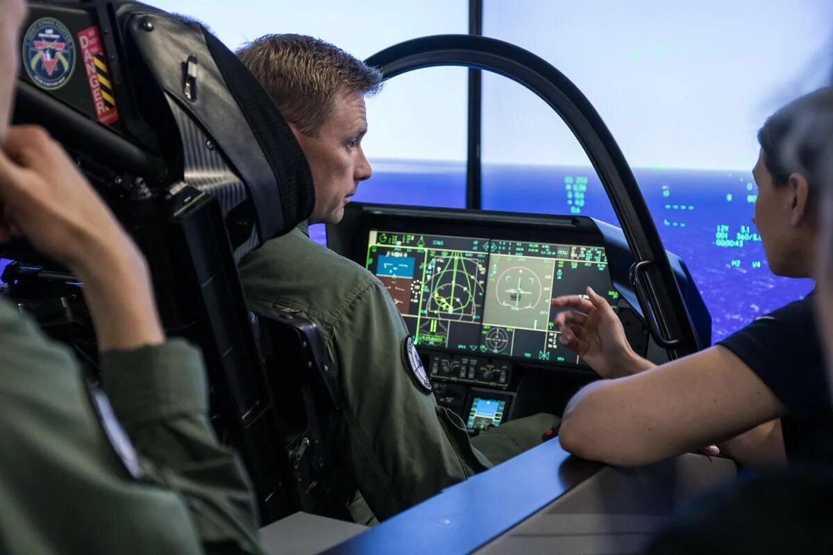 Как управлять истребителем. F-35 Cockpit. F-35 кабина. Кокпит ф35с. F-22 кабина пилота.