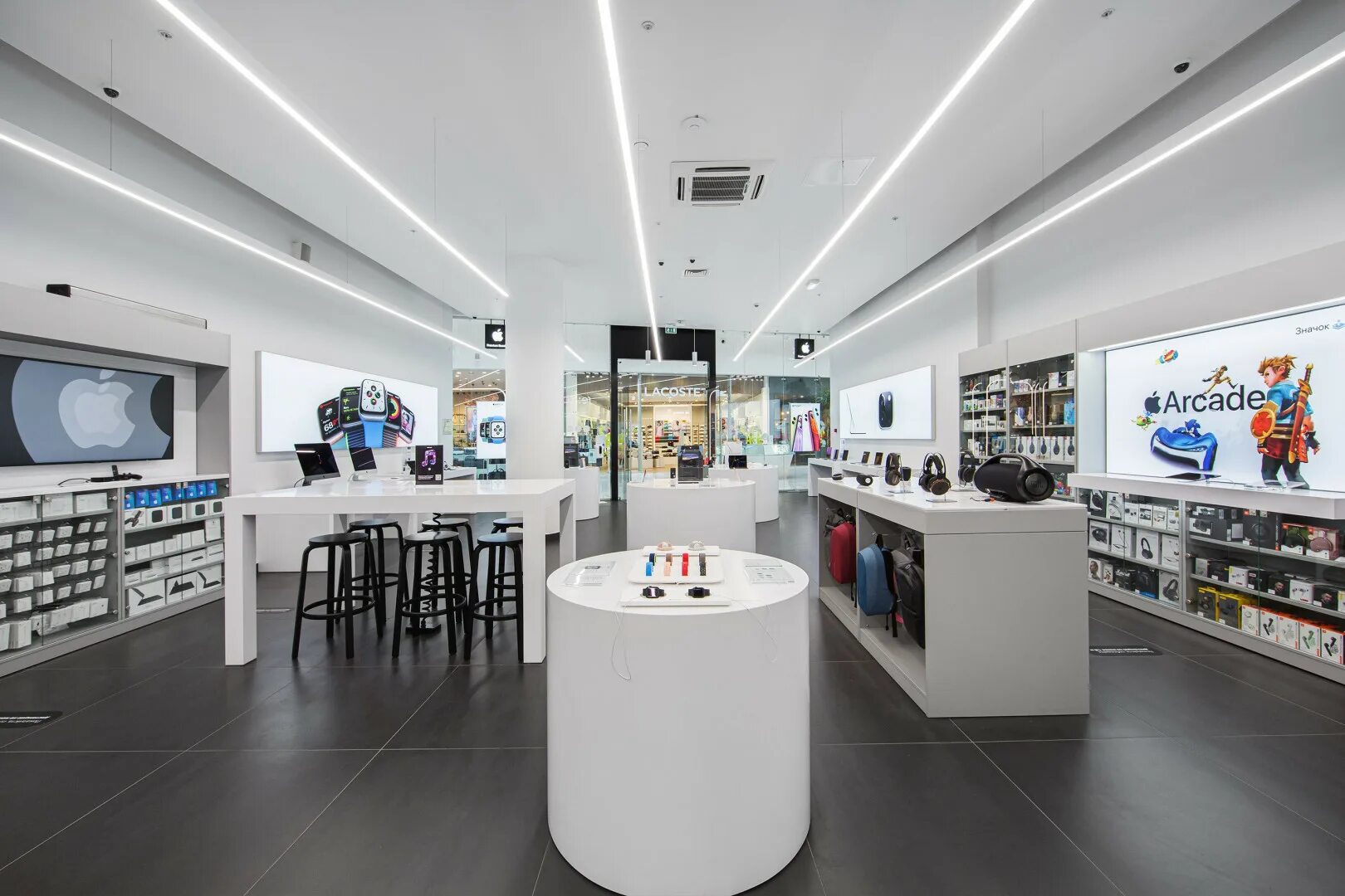 Магазин техники apple store. Эпл стор Омск. Инвентив Ритейл групп офис. Рестор айфон.