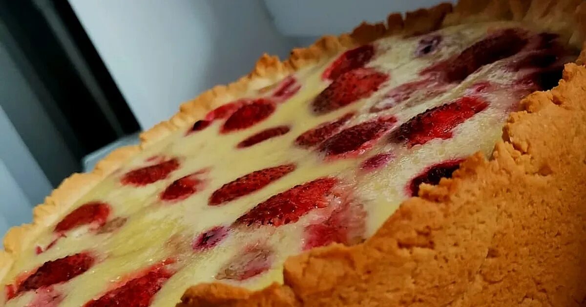 Рецепт заливного пирога с клубникой. Клубничный заливной пирог. заливной пирог с клубникой. заливной пирог с клубникой замороженной. сметанный пирог с клубникой.