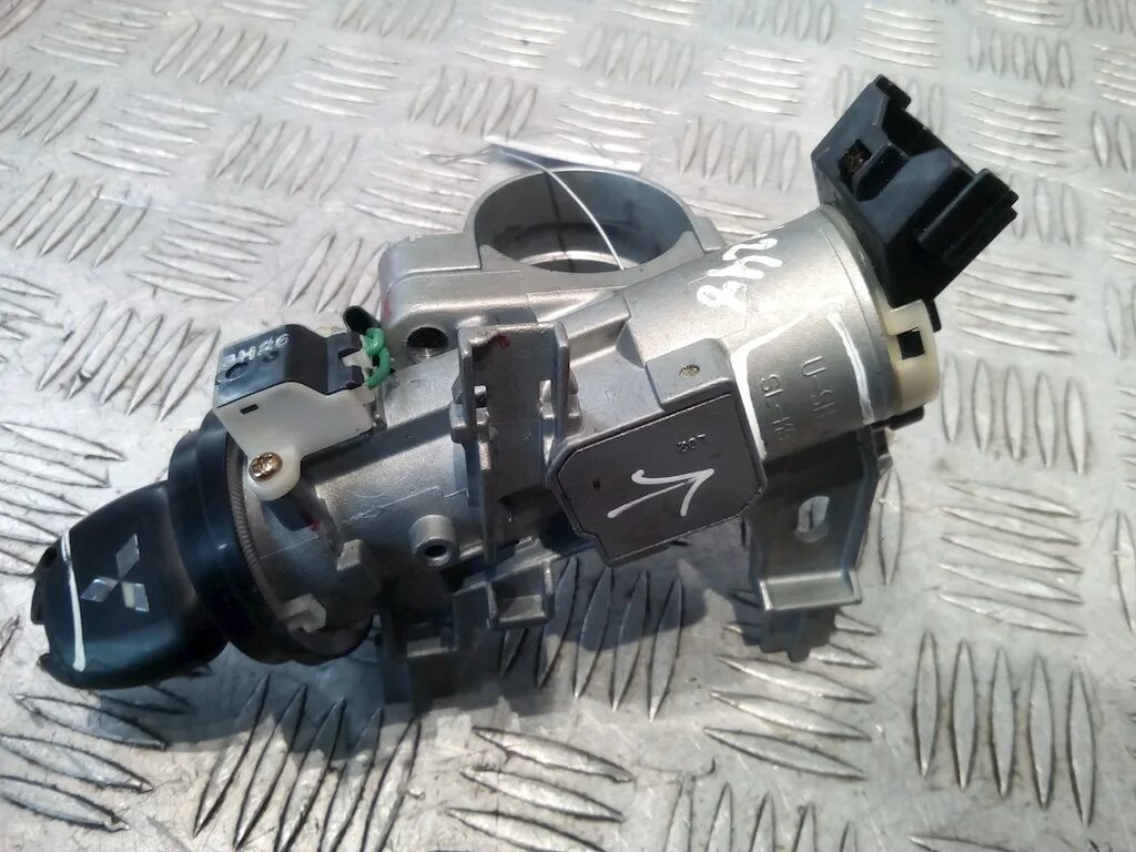 Замок зажигания 2190 fl. Комплект замков yamaha. Замок зажигания ip65. Замок зажигания тойота авенсис 2008. Замок зажигания logan.