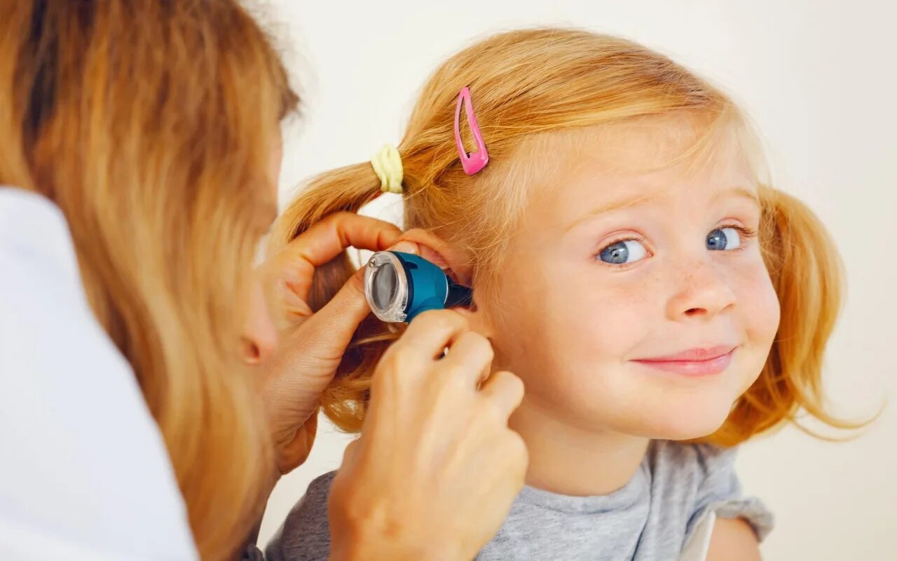 Hearing fix. Дети с нарушением слуха.. Детский ЛОР. Отоларинголог детский. Отоларинголог дети.