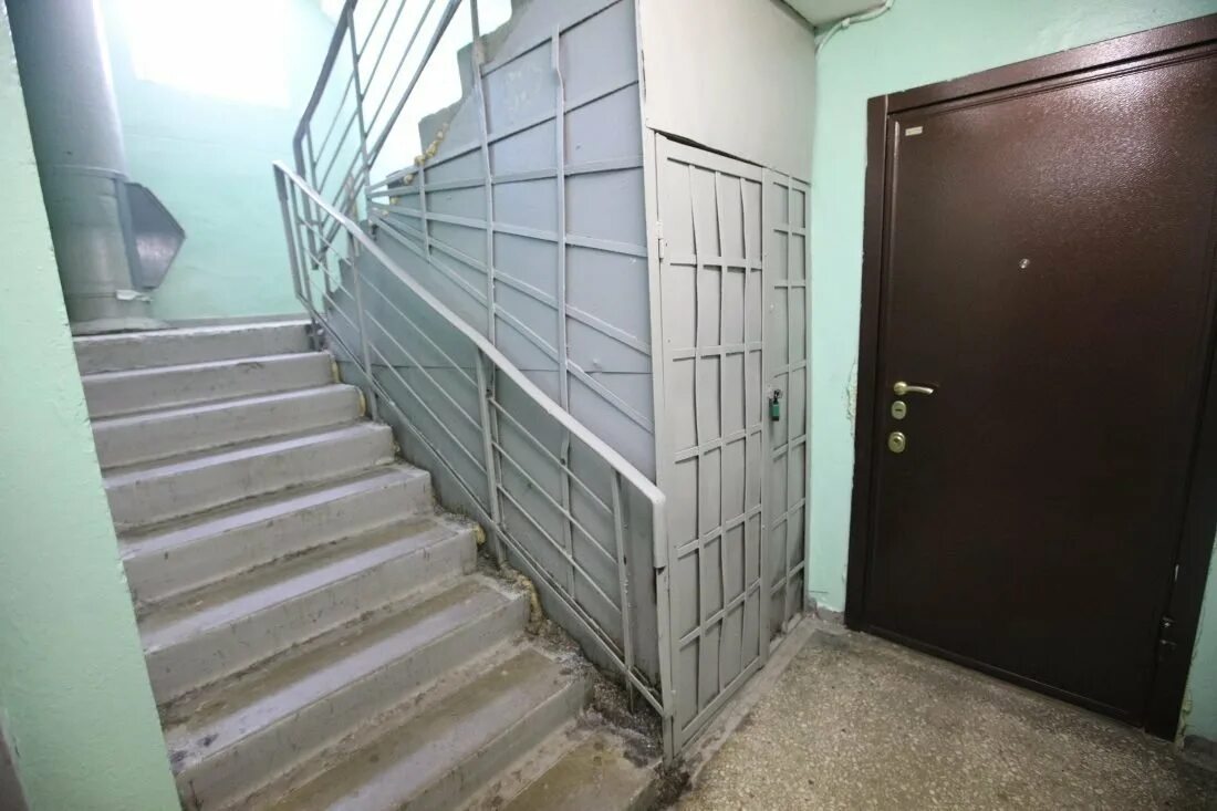 Площадка в подъезде. Подъездные лестницы. лестничная площадка в подъезде. двери на лестничную клетку. дверь в подъезд.