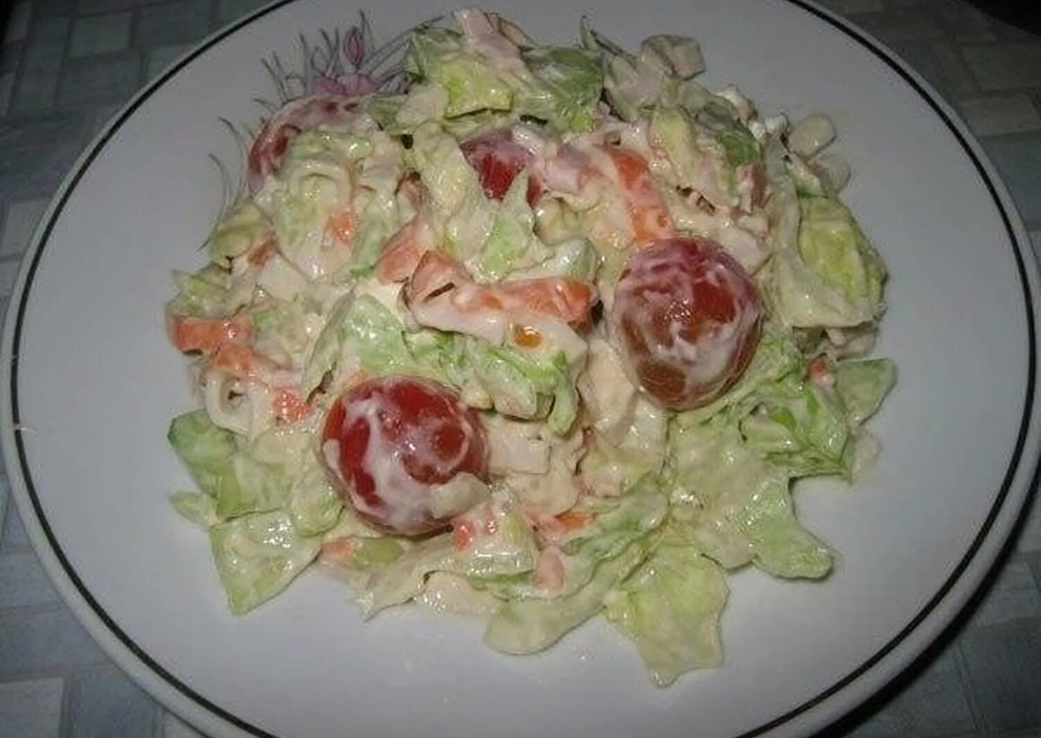 Крабовый салат с айсбергом. Салат айсберг с крабовыми палочками. салат с крабовыми палочками и салатом айсберг. салат айсберг помидоры крабовые палочки. салат с крабовыми палочками помидорами и салатом айсберг.