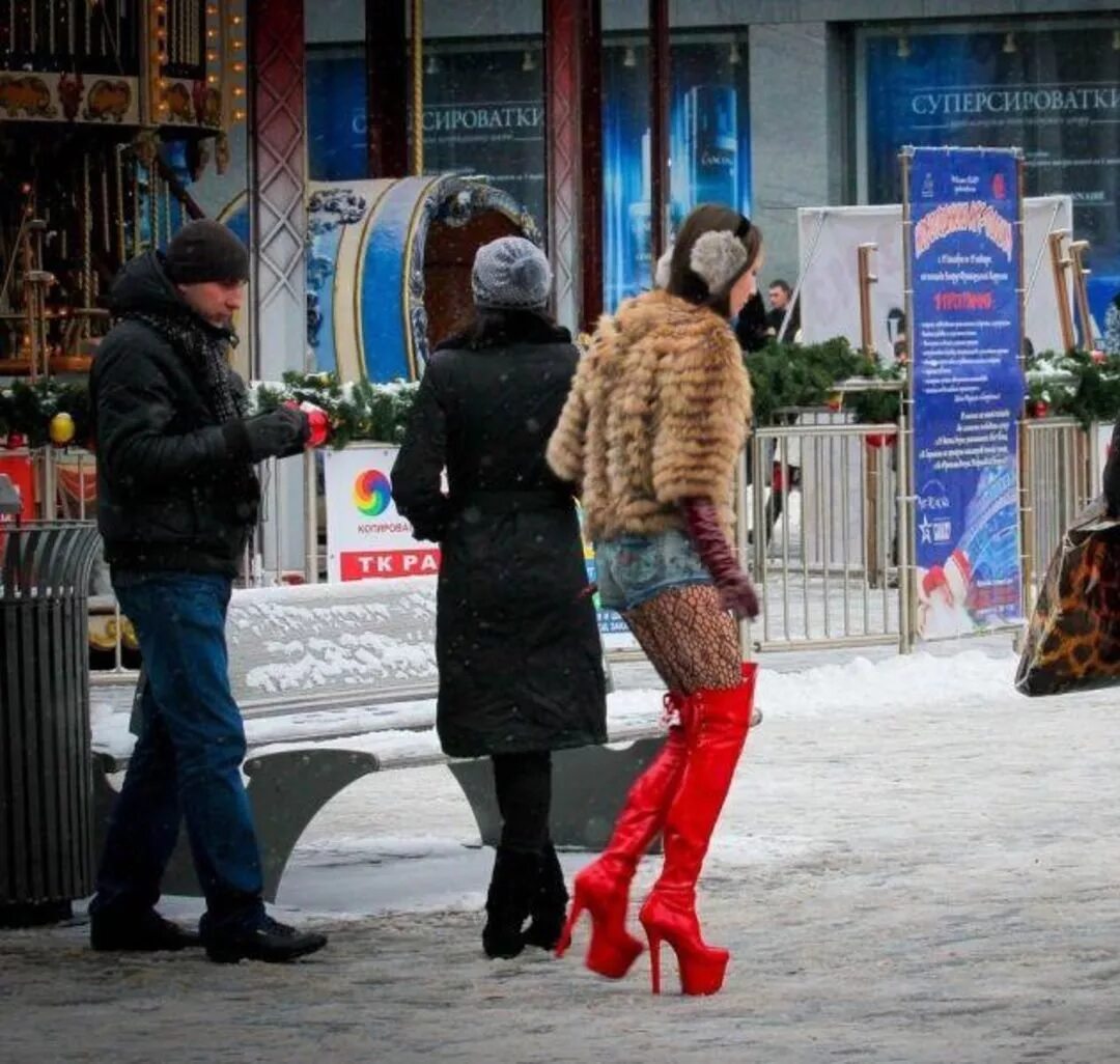 Девушка нелепо одета. Зимняя одежда прикол. Нелепая одежда зимой. Смешные люди на улице.