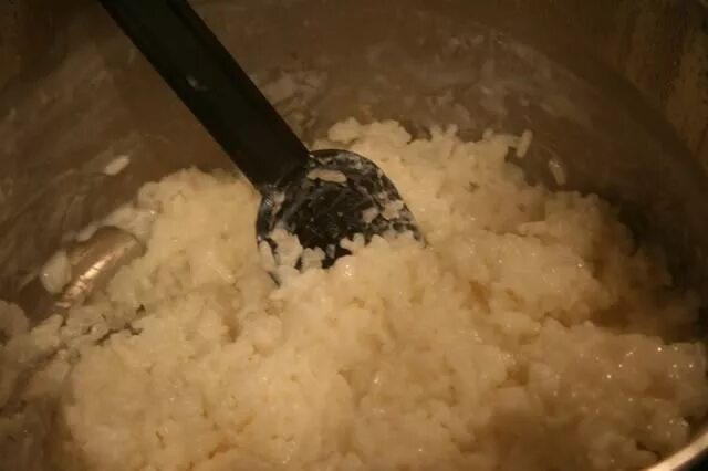 Рисовая каша размазня. Жидкий рис. жидкая рисовая каша на воде. выглядит жидкий рис. рисовая каша на воде фото.