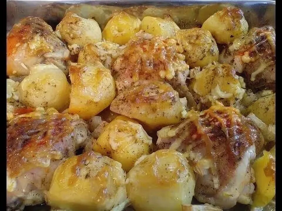 Куриные бедра с картошкой в духовке. Бедрышки с картошкой в духовке. Картошка с курицей в духовке в стеклянной посуде. Куриные ножки на зубочистках с картошкой в духовке. Курица в духовке с картошкой и овощами.