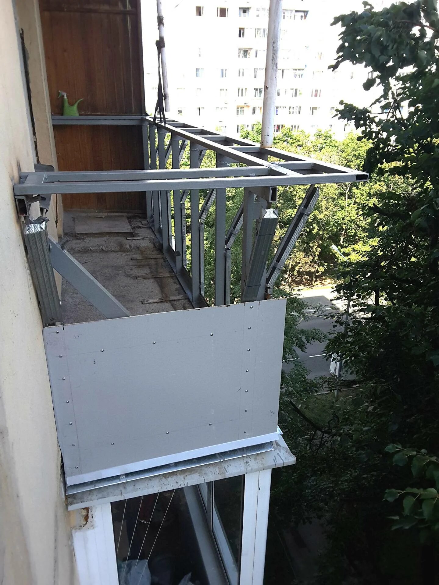 Лоджии с выносом. Балкон с выносом. Металлоконструкции на балкон. Лоджия с выносом. Выносной балкон.