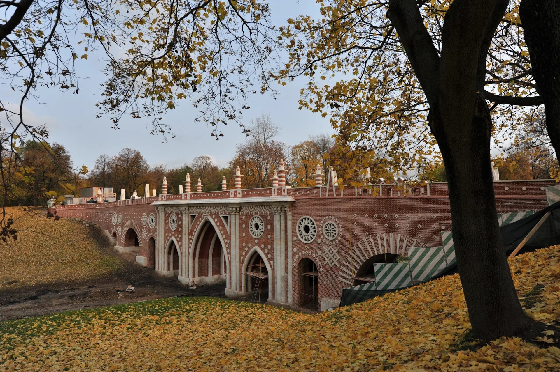 Парк Царицыно осенью. Царицыно парк лавочки. Волгоград Царицынский парк Царицынский парк. Парк Царицыно Березовая аллея. Работа парка царицыно