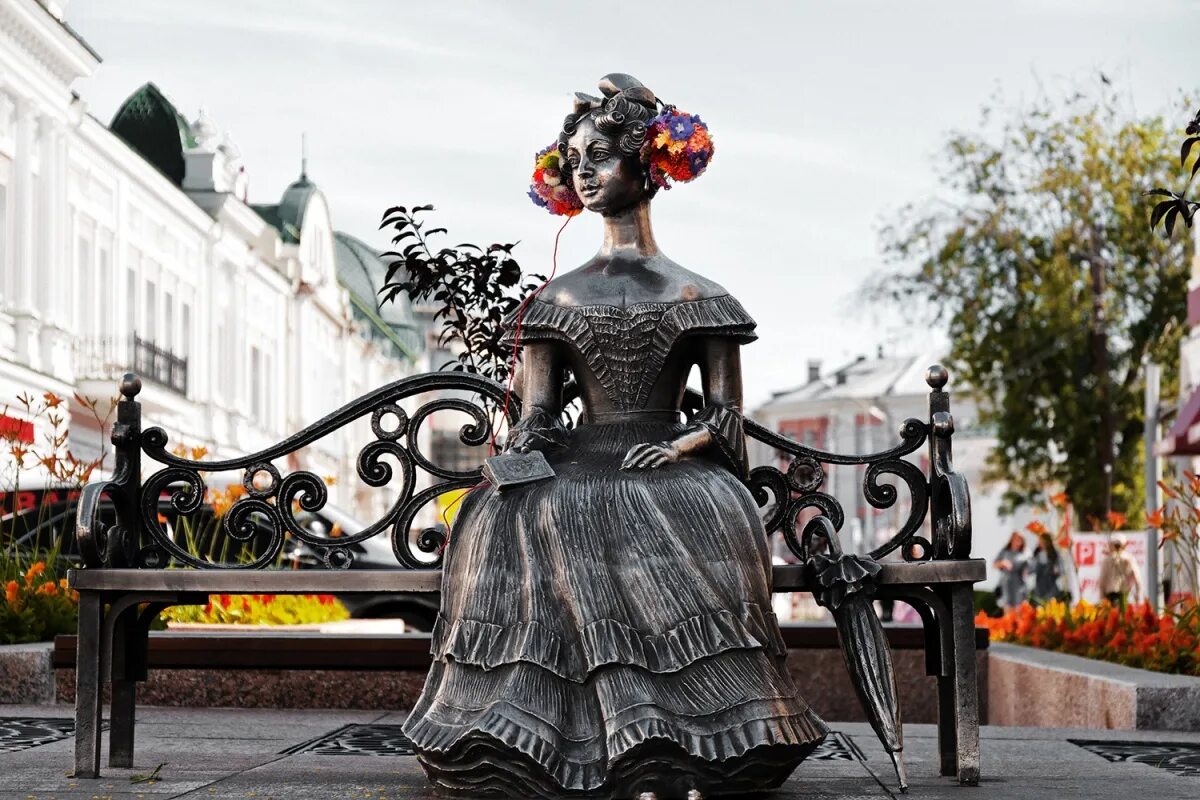 Любушка омск памятник. Достопримечательности омска любочка. Памятник любочке в омске. Статуя любочка в омске. Омск любинский проспект любочка.