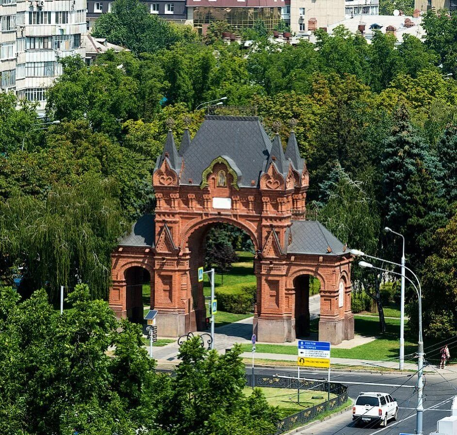 Что было на месте краснодара. Триумфальная арка Краснодар. Александровская арка в Краснодаре. Александровская Триумфальная арка (царские ворота), Краснодар. Город Краснодар 2008.