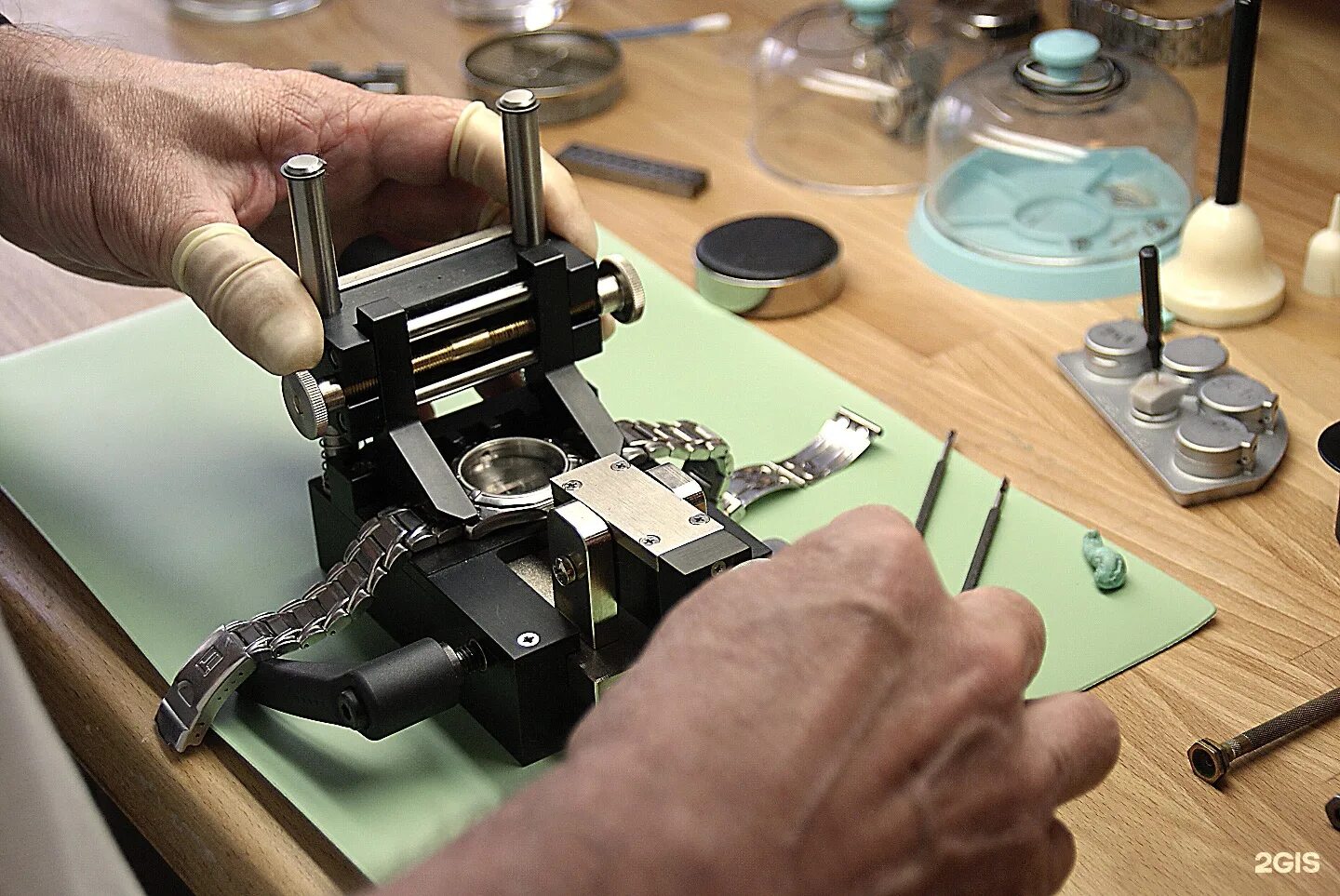 Швейцарские часы мастерская. Ремонт часовых мастерских. Оборудование для производства часов. Ремонт часовых мастерских. Ремонт часовых мастерских.