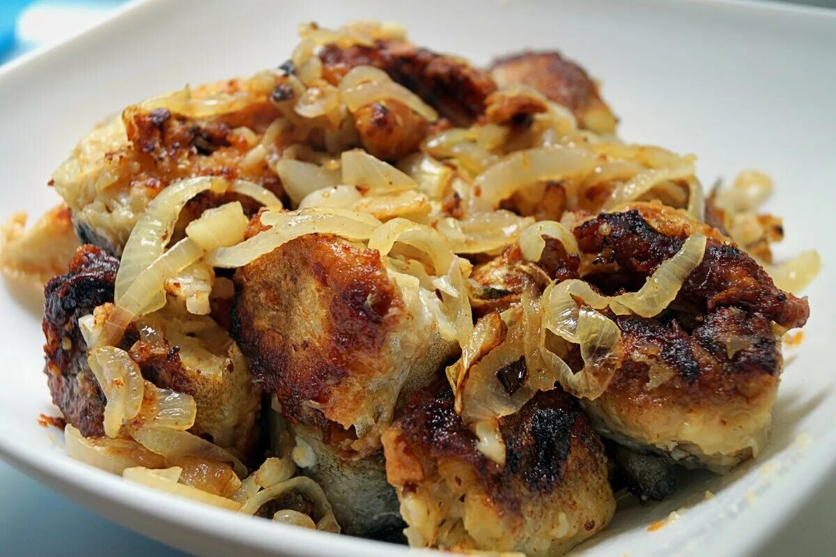 Вкусно и просто пожарить минтай. Минтай жареный. рыба жареная с луком. минтай жареный с луком. рыба по ленинградски.