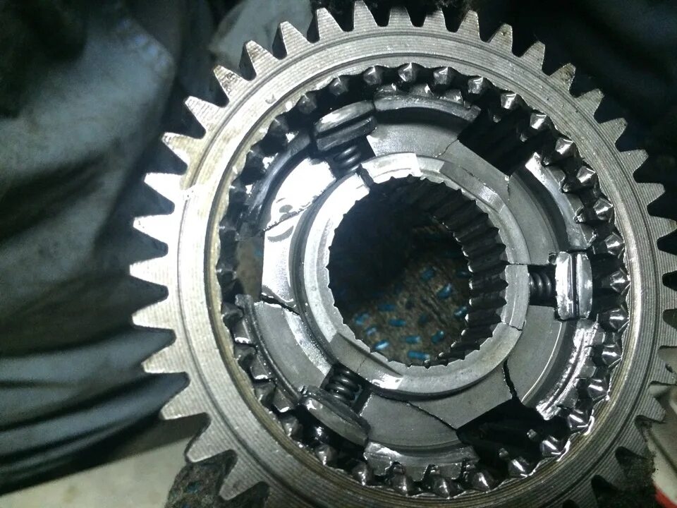 Синхронизатор коробки передач ваз 2114. Машина 3 3 2 передача. Вылетает 1 передача газель 3302. Синхронизатор пассат б3. Машина 3 3 2 передача.