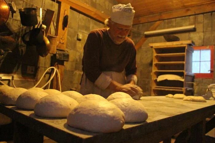 В риме умевший печь хлеб раб. Хлеб в печи. Выпечка хлеба в пекарне. Пекарня пекут хлеб. Пекарь печет хлеб.