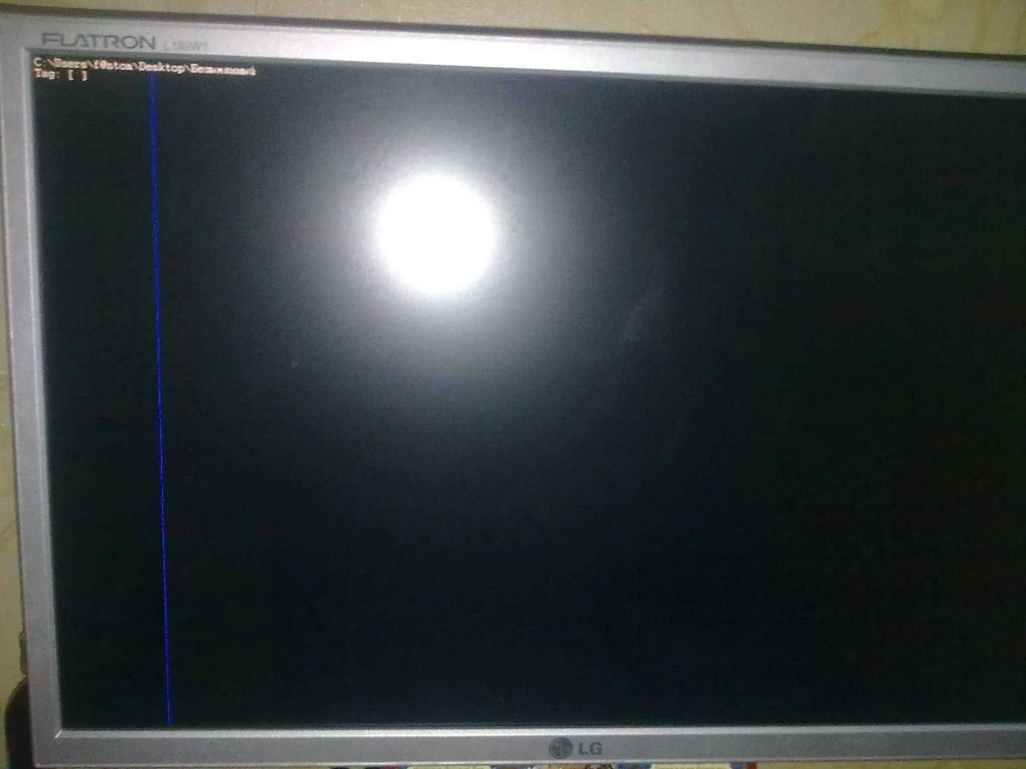 Синяя полоса на экране. ЖК самсунг вертикальная полоса. Пятно на матрице телевизора LG. Темное пятно на мониторе. Белое пятно на экране телевизора.