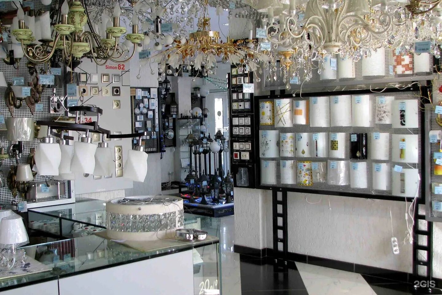 Магазин люстр. Витрина магазина люстр. Магазин светильников и люстр. Магазин света. Витрина магазина люстр.