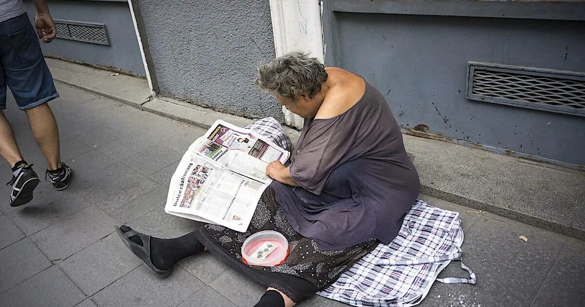 Бедные бомжи. Старушка попрошайка. Бабушка просит милостыню. Нищий побирается. Нищий попрошайка.