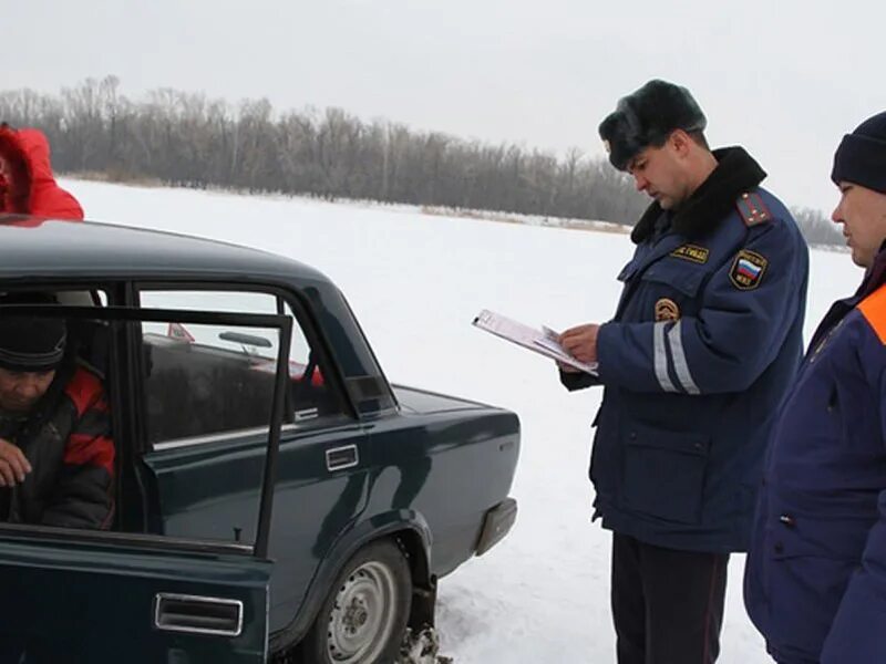 Можно на машине на лед. Выезд на лед на автомобиле. Выезд на лед на транспортном средстве. Выезды машин на лед. Выезд на лед штраф.