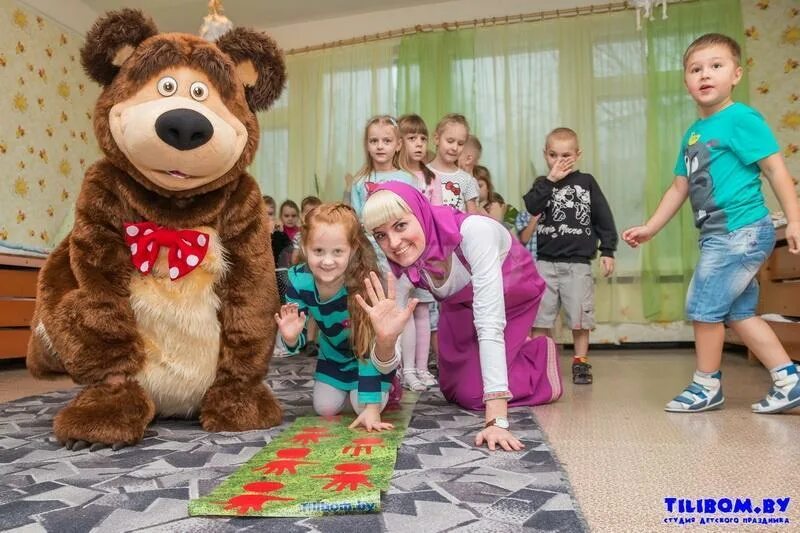 мишка на утреннике в детском саду. мишка на утреннике в детском саду. аниматоры маша и медведь на день рождения ребенка. утренник в саду маша и медведь. маша образ на утреннике.