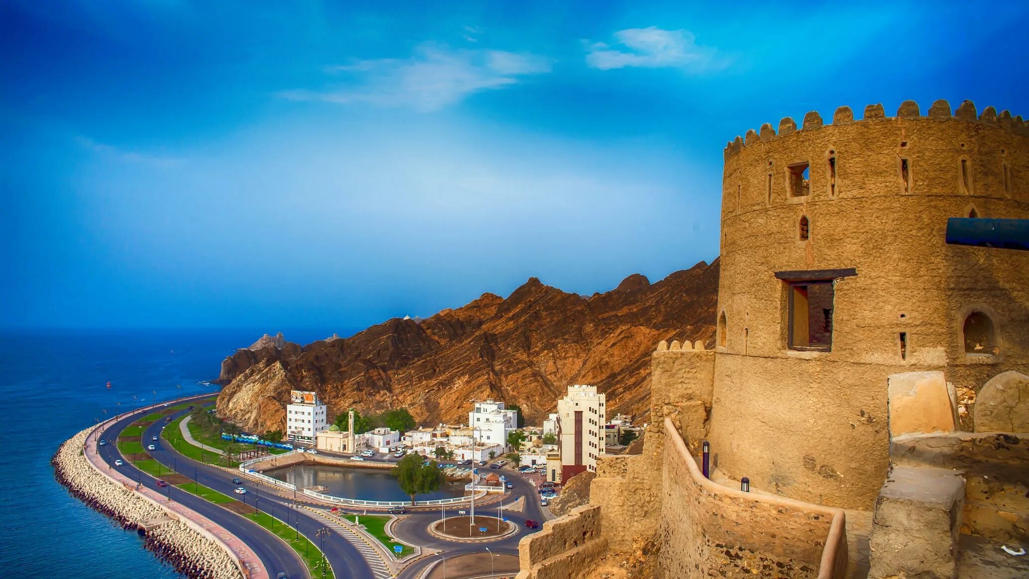Оман это. Город Маскат Оман. Султанат Оман столица. Оман Маскат горы. Фотографии города Маскат Оман.