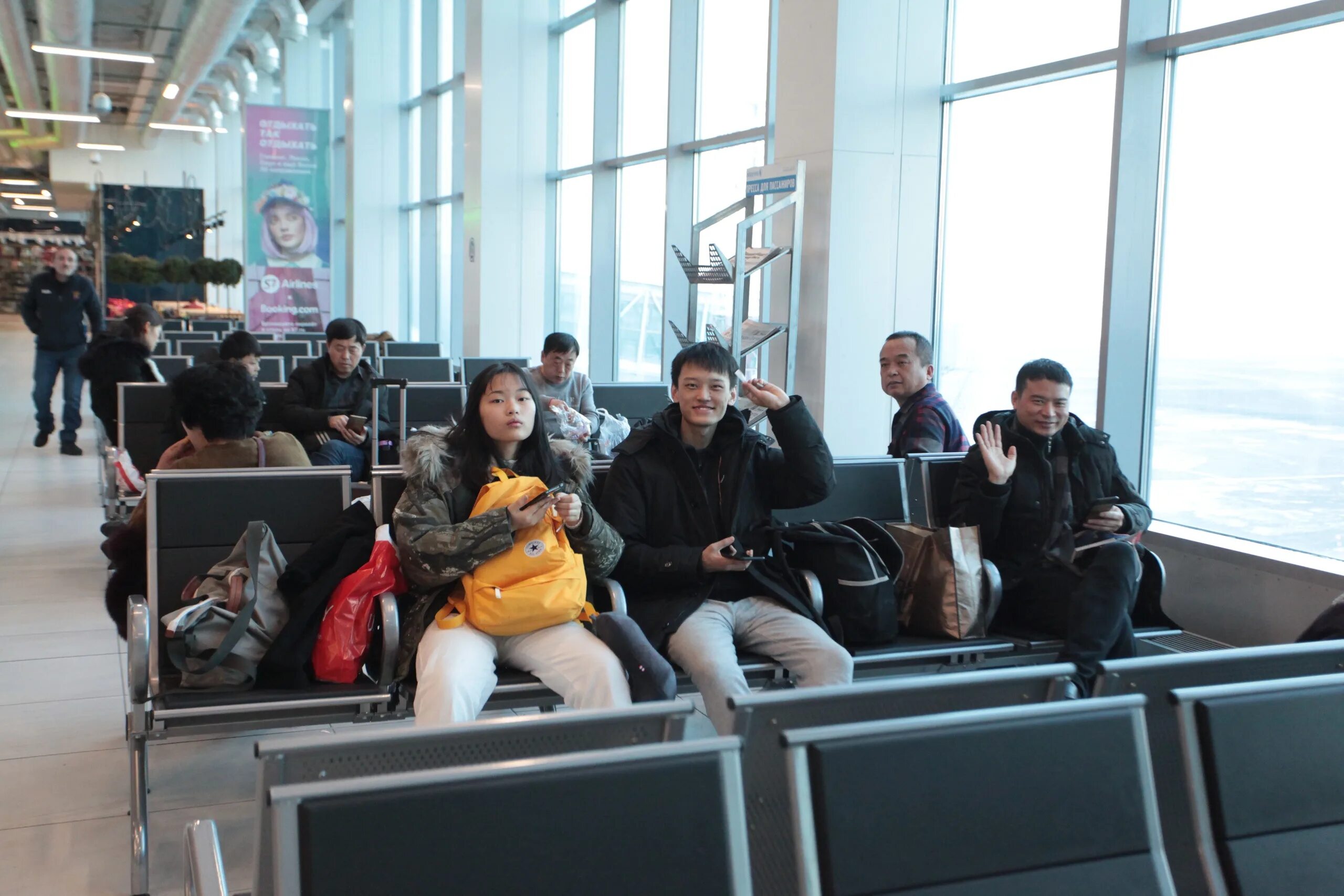 пассажиры толмачево новосибирск. регистрация пассажиров в аэропорту толмачево. полицейский в аэропорту. таможня новосибирска толмачево. бородина устроила драку в самолете.