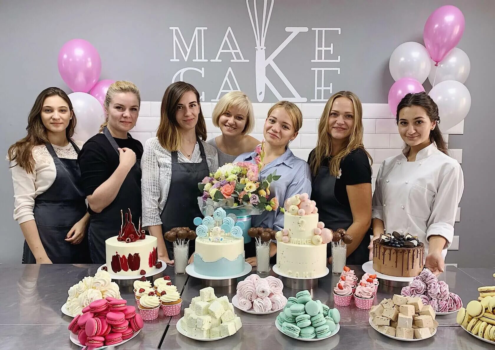 Вакансия кондитер спб. Make Cake кондитерская школа Анастасии Лазаревой. Кондитерские курсы. Кондитерские мастер классы. Мастер класс кондитер.