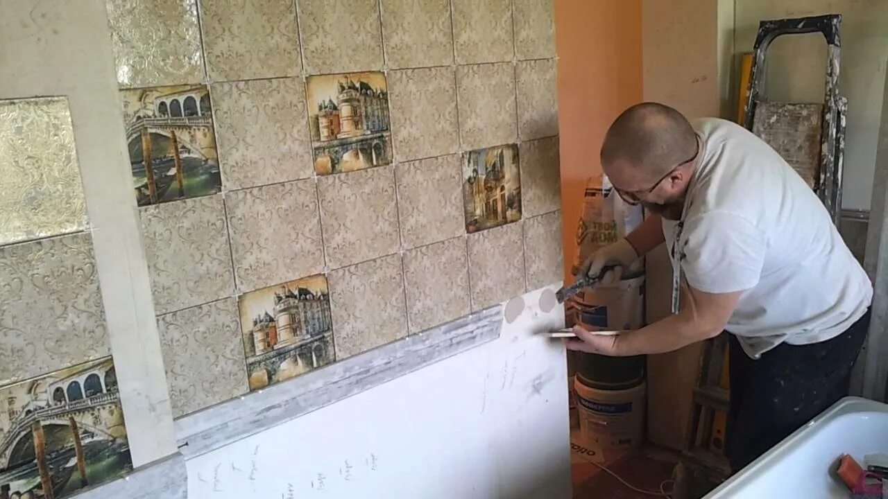 На что клеить фартук на кухне. Укладка кафеля на кухне. укладка плитки фартук на кухне своими руками. укладка плитки на стену на кухне. укладка фартука из плитки на кухне своими руками.