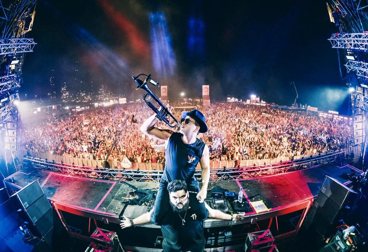 World sound timmy trumpet. Тимми трампет. timmy trumpet труба. диджей тимми трампет. tomorrowland 2025 timmy trumpet.