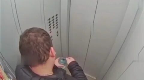 Видео мальчика в лифте