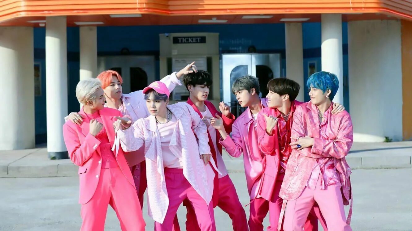 Корейский клипы бтс. БТС boy with Luv. BTS boy with Luv фотосессия. Boy with Luv BTS обложка. БТС из клипов.