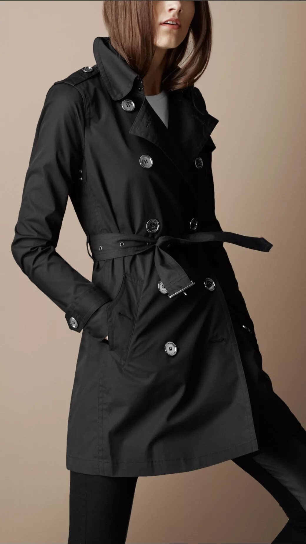 Trench coat черный плащ. Укороченный тренч burberry. Черный тренч. Черный плащ женский. Короткий плащ.