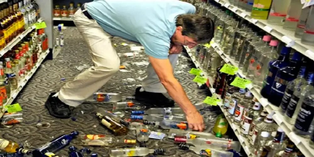 Продукты просроченные в магазине ящиком. Просроченные продукты. На кассах просроченный продукт. Забыли товар в магазине что делать. Забыли товар в магазине что делать.