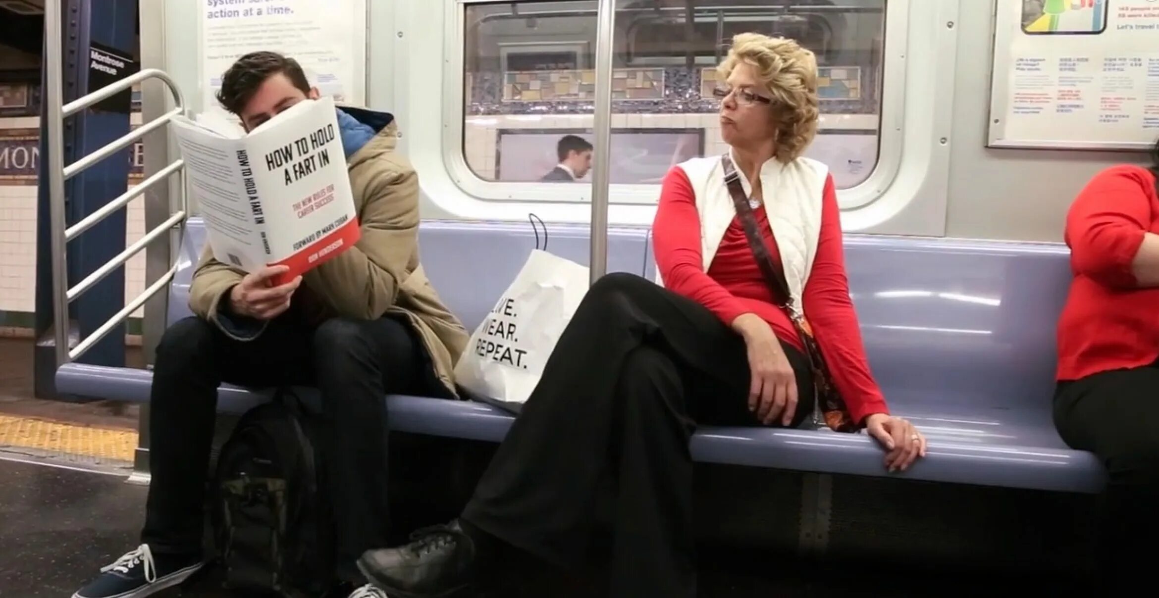 Люди с книгами в метро. Смешные обложки книг в метро. Люди в метро. Смешные книги в метро. Она читает в метро