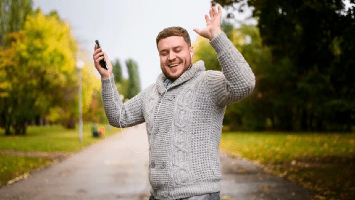 Счастливый мужчина песня. Счастливый мужчина. Happy man with Yellow. Yellow Happy man. Very Happy man photo.