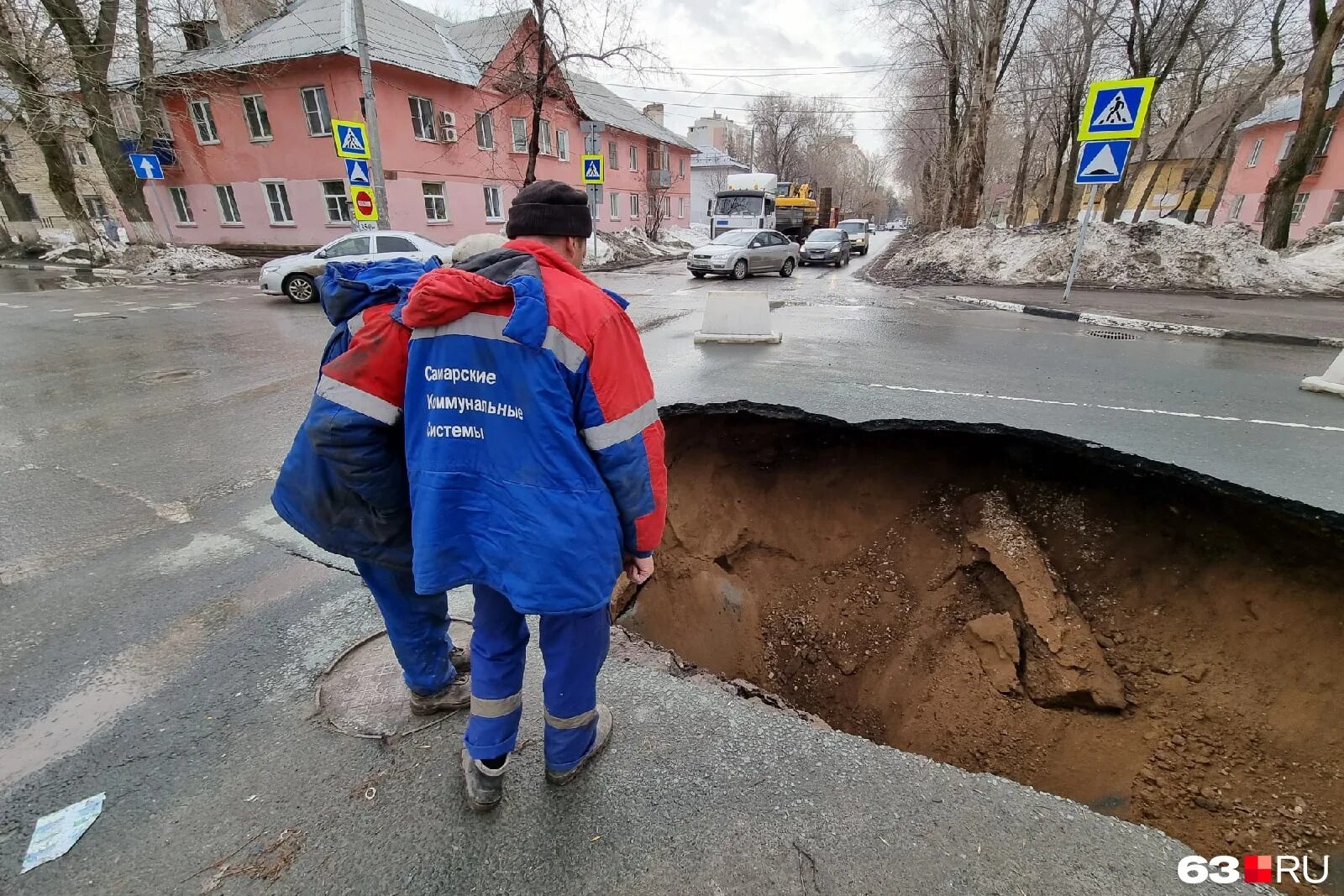 Ямы на дорогах. Ямы в Самаре. Провал в Самаре. Провал на дороге.