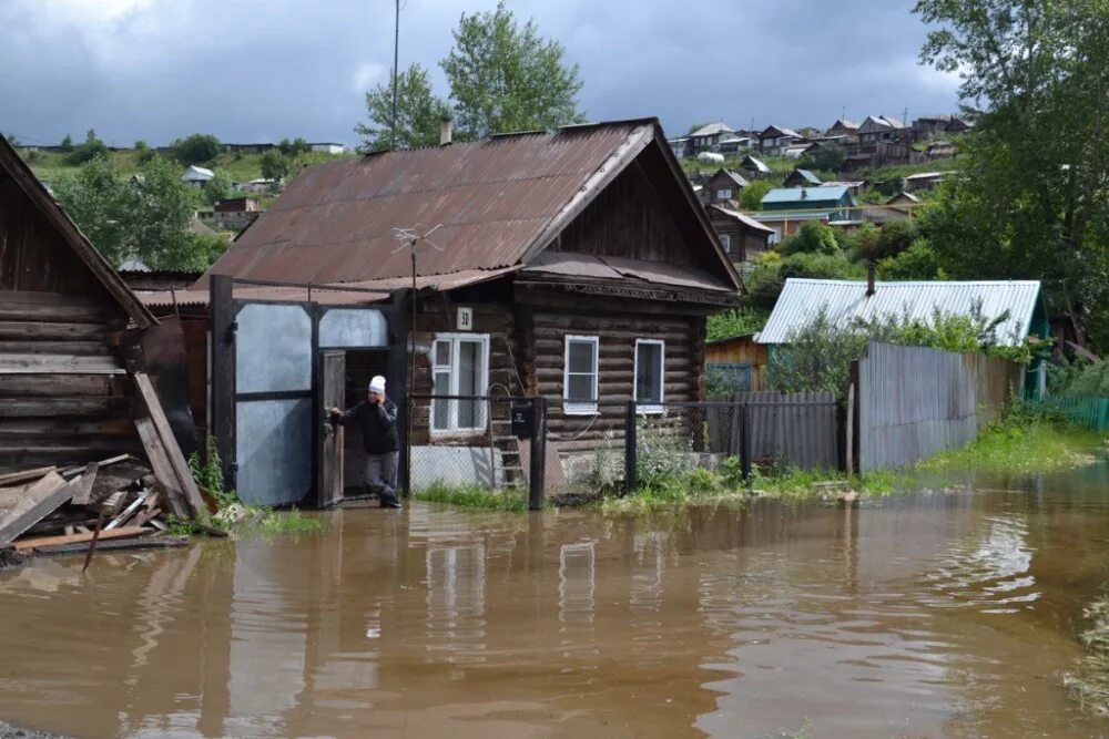 Погода в сатке сегодня. Наводнение в Челябинской области. Подтопление домов. Подтопленный дом. Паводки в Челябинской области.