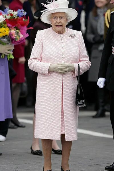 There's a Very Good Reason the Queen Wears Bright Colours Queen elizabeth, Queen