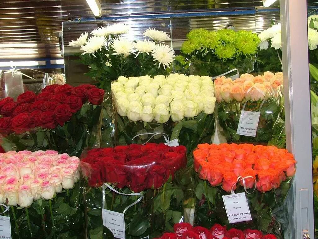 Цветы апшеронск. Розы в цветочном магазине. Букеты цветов на прилавке. Магазин цветы розы. Живые цветы в магазине.