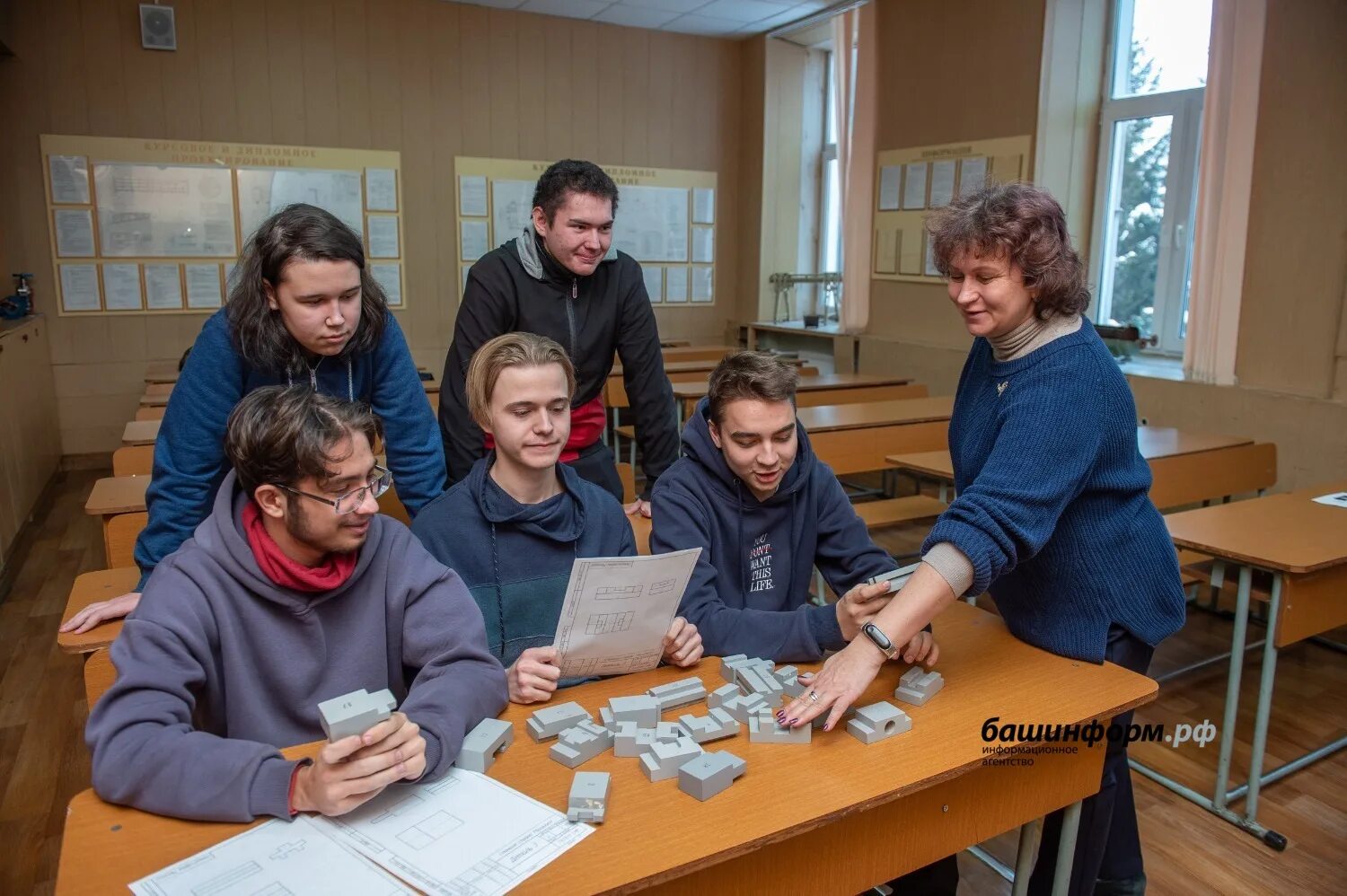 Учебное заведение. Учеба в колледже. Обучение студентов. Студенты колледжа.