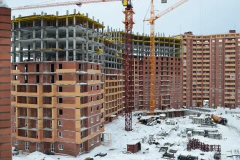 На углу улицы строители возводят многоэтажное