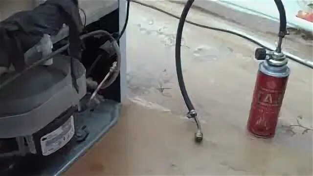 Заправка холодильника газом из баллончика. Заправка холодильника пропаном. Заправка кондиционера в автомобиле пропан бутаном. Заправка холодильника пропаном. Газ для заправки холодильников.